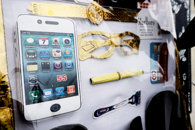 Đốt thẻ ATM, iPhone… cho tổ tiên dịp Tết thanh minh